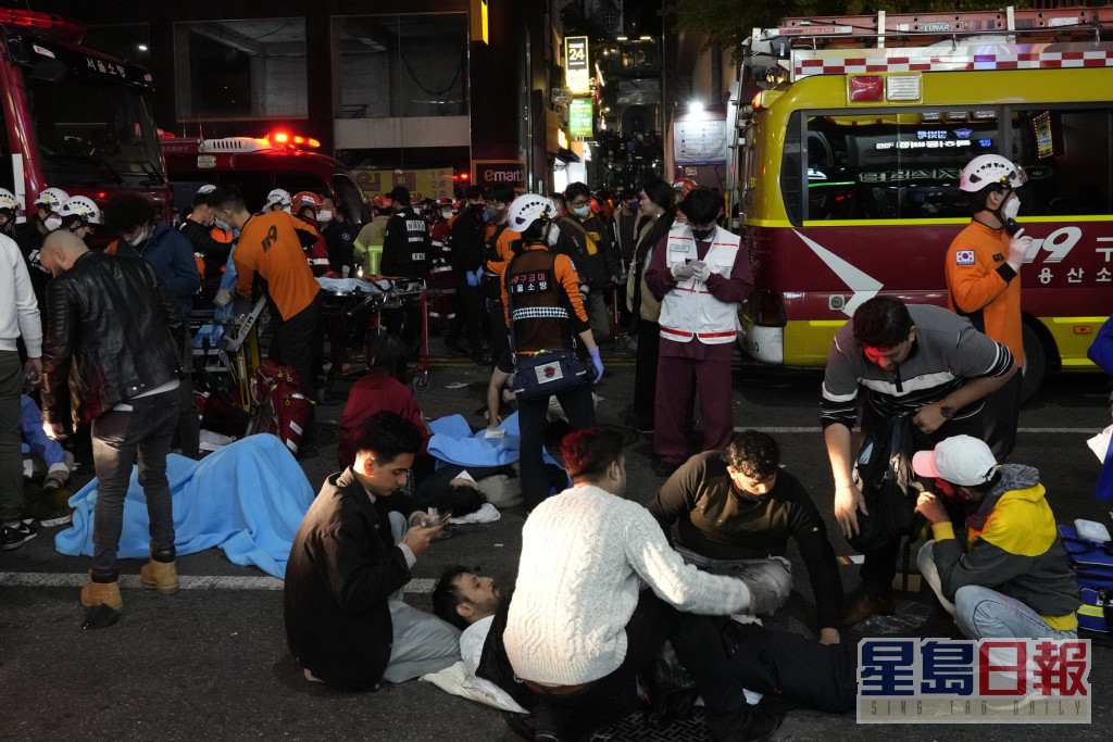 南韩梨泰院万圣节庆祝活动发生人踩人事故。AP图片