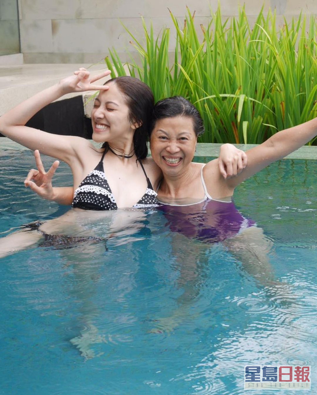 陈凯琳与妈妈穿上泳衣，同样笑容满面。