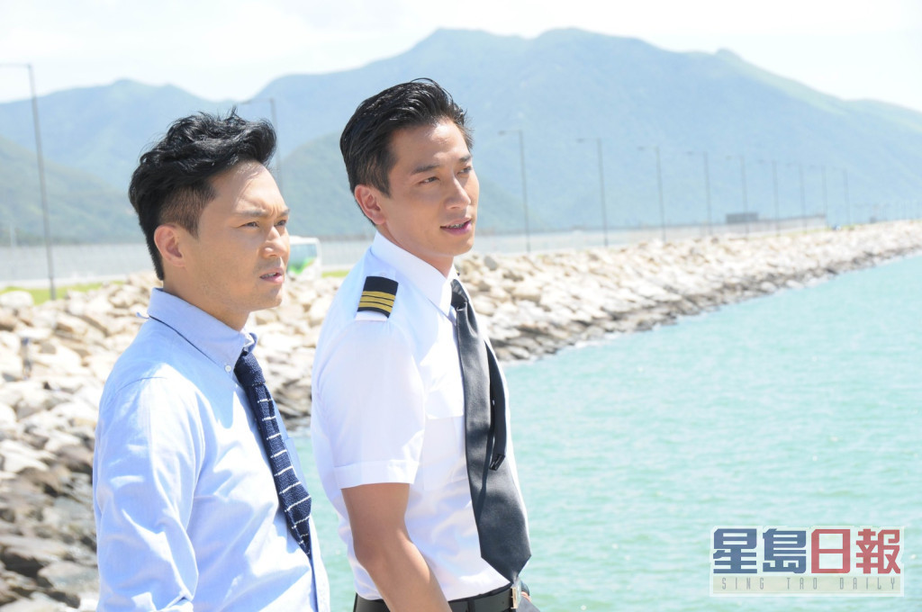 吴卓羲（右）与张智霖曾合拍电视剧《冲上云霄II》。
