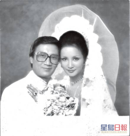 谢贤1978年初开始追求「拉姑」狄波拉，一年后两人共谐连理。