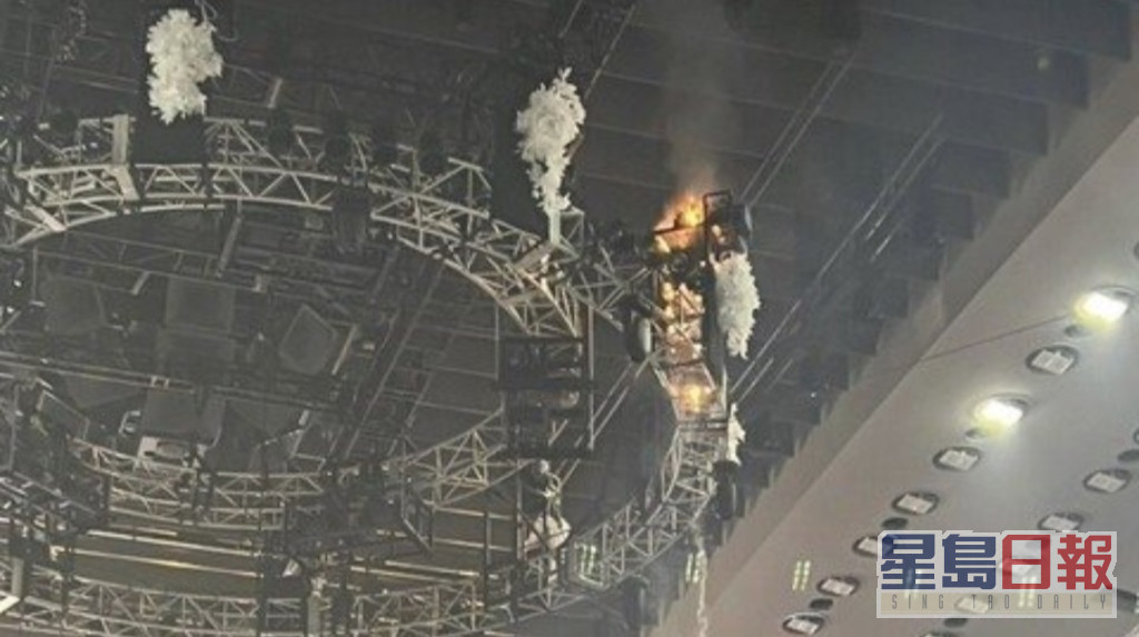 起火处是舞台中央天花板上的灯光系统。