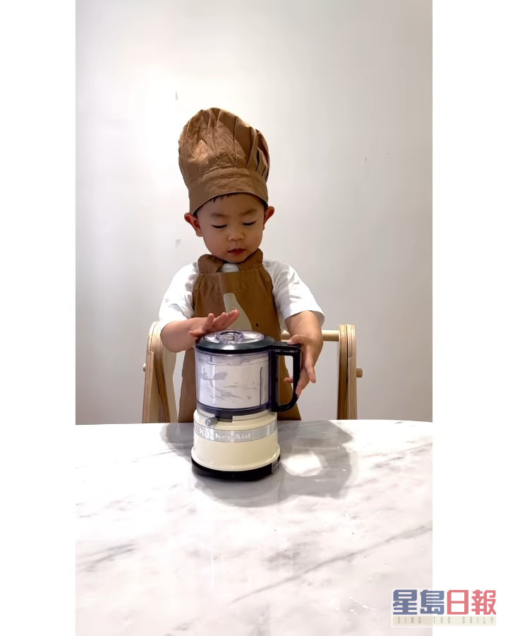 1岁多的Julian戴上熊仔围裙、啡色厨师帽，相当可爱。