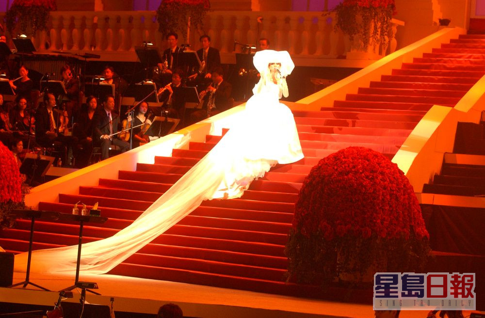 梅姐在告别演唱会穿著婚纱走向后台，用尽力气挥手与歌迷告别。  ​