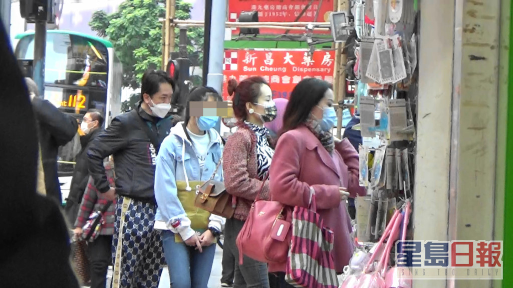 對於外傳陳小姐是單親媽媽，另外兩名女友因鄧兆尊偏心陳小姐的小孩而呷醋，鄧兆尊就澄清：「她們相處融洽，個個都沒問題。」又坦言當繼父感到壓力：「唔打得、唔鬧得，要講道理，幸好在我夠長氣，沒代溝。」