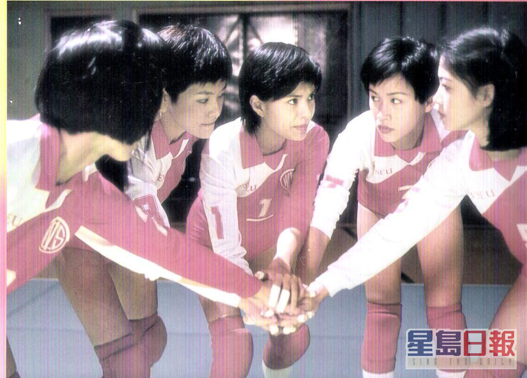 刘晓彤1994年与李若彤排青春排球电影《青春火花》。