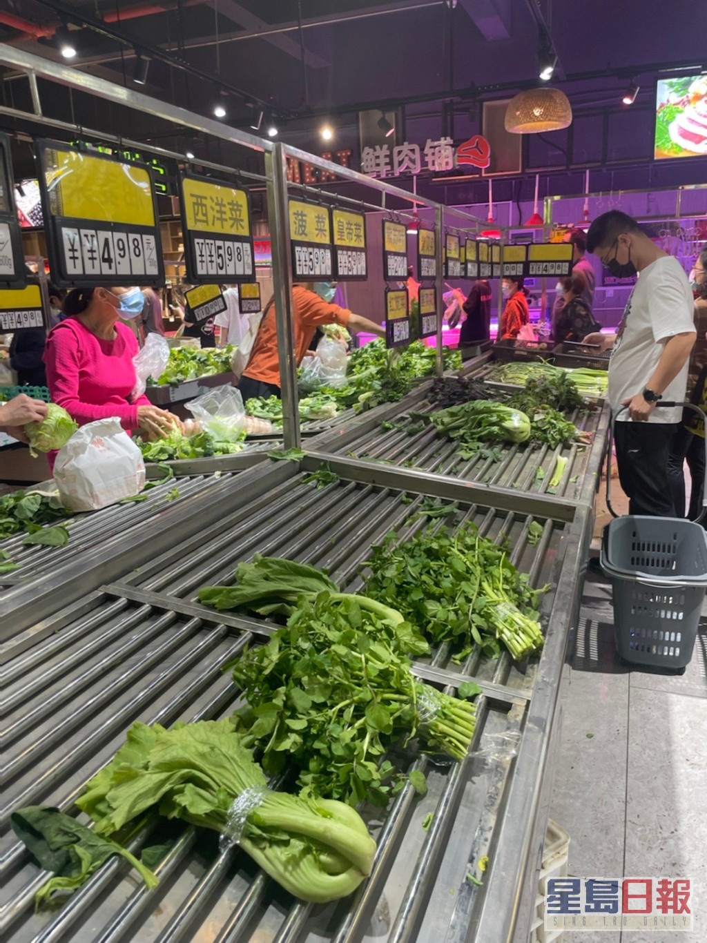 深圳民众到超市抢购粮食。网上图片