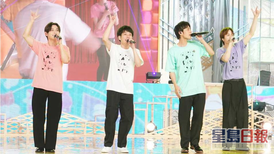 4位主持開場時合唱了「嵐」的名曲《Happiness》。