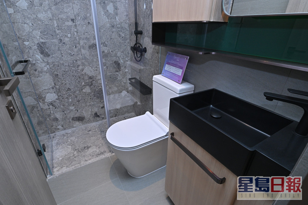 浴室設獨立淋浴間，採乾濕分離設計。