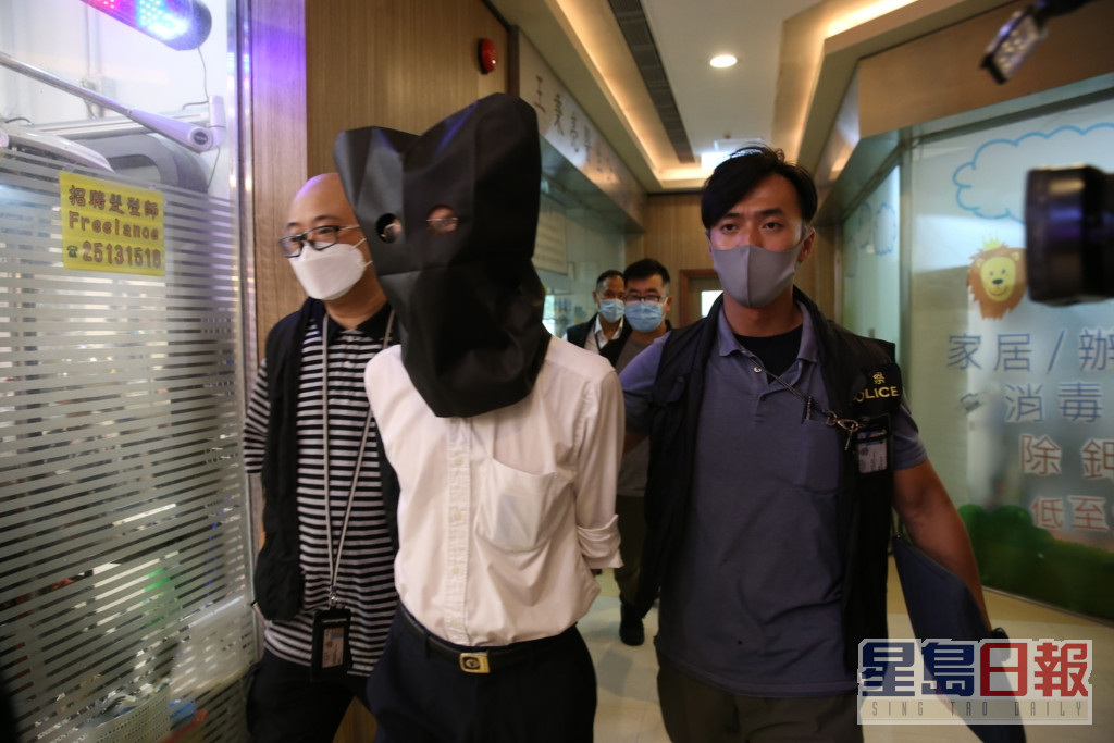 警方於柴灣興華邨拘捕一名醫生，涉嫌濫發「免針紙」。資料圖片