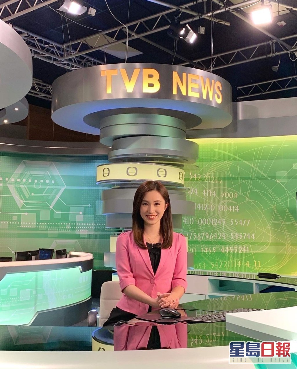 袁思行未毕业前已在TVB做实习记者，之后更成为兼职主播。
