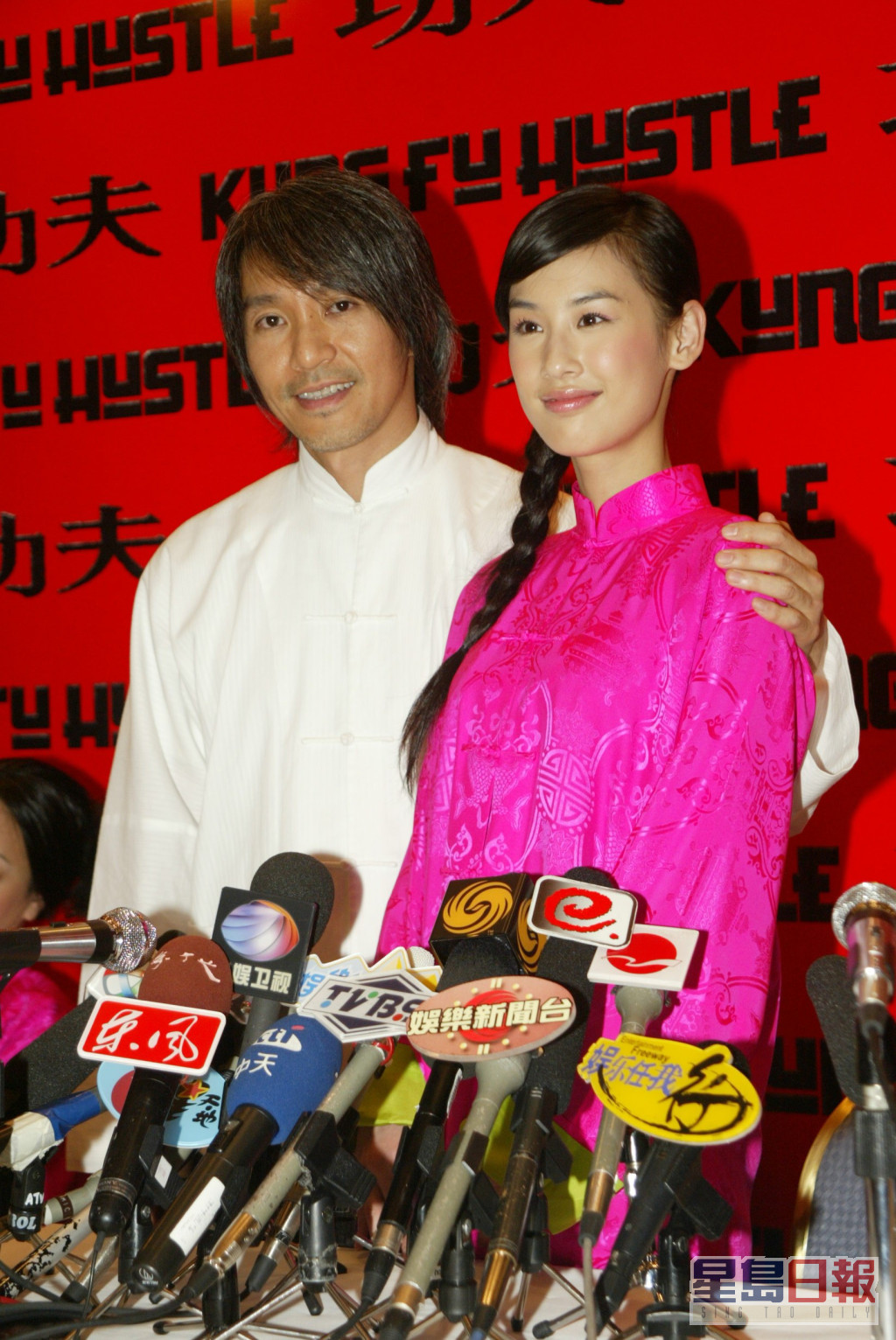 黄圣依2004年于周星驰电影《功夫》中饰演哑女一角成名。