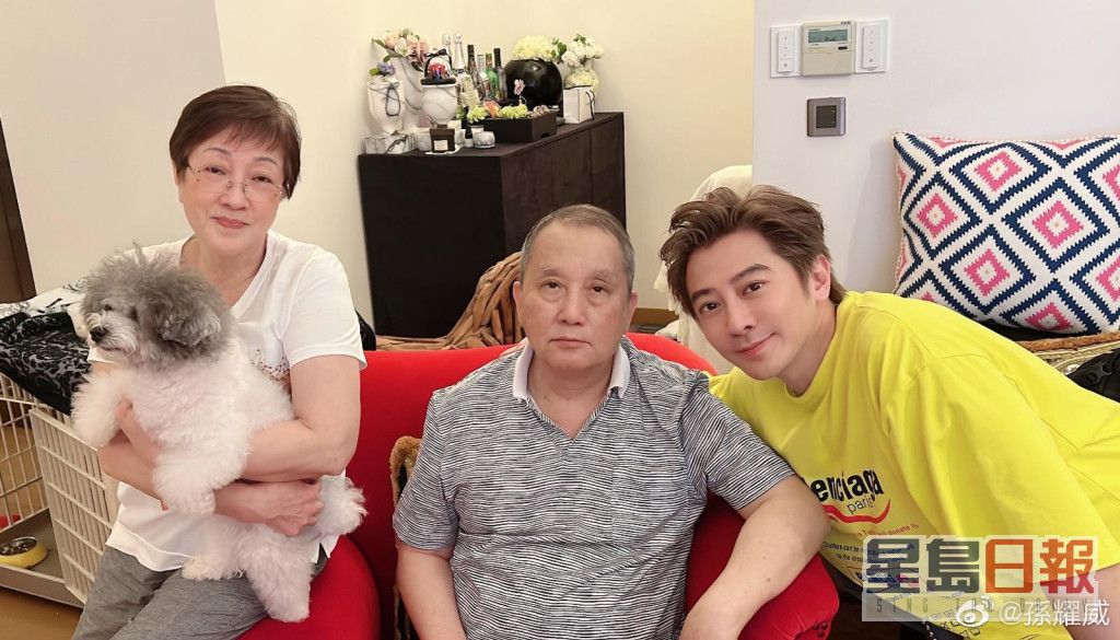 孙耀威跟父母。