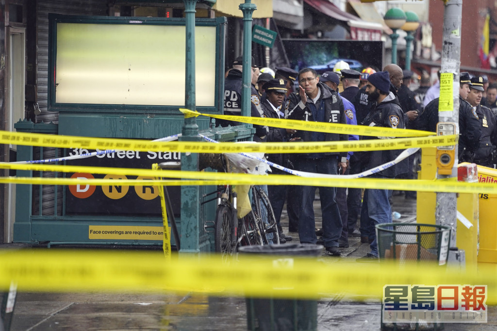 警方事发后封锁地铁站一带街道。AP图片