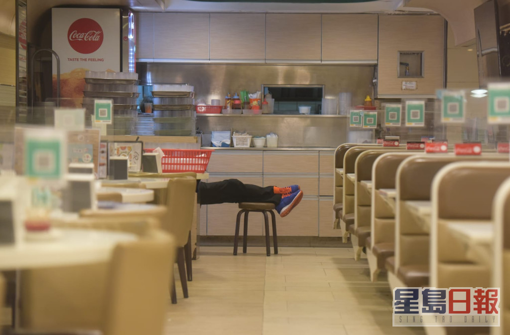 餐厅不准有客人，只剩空凳。