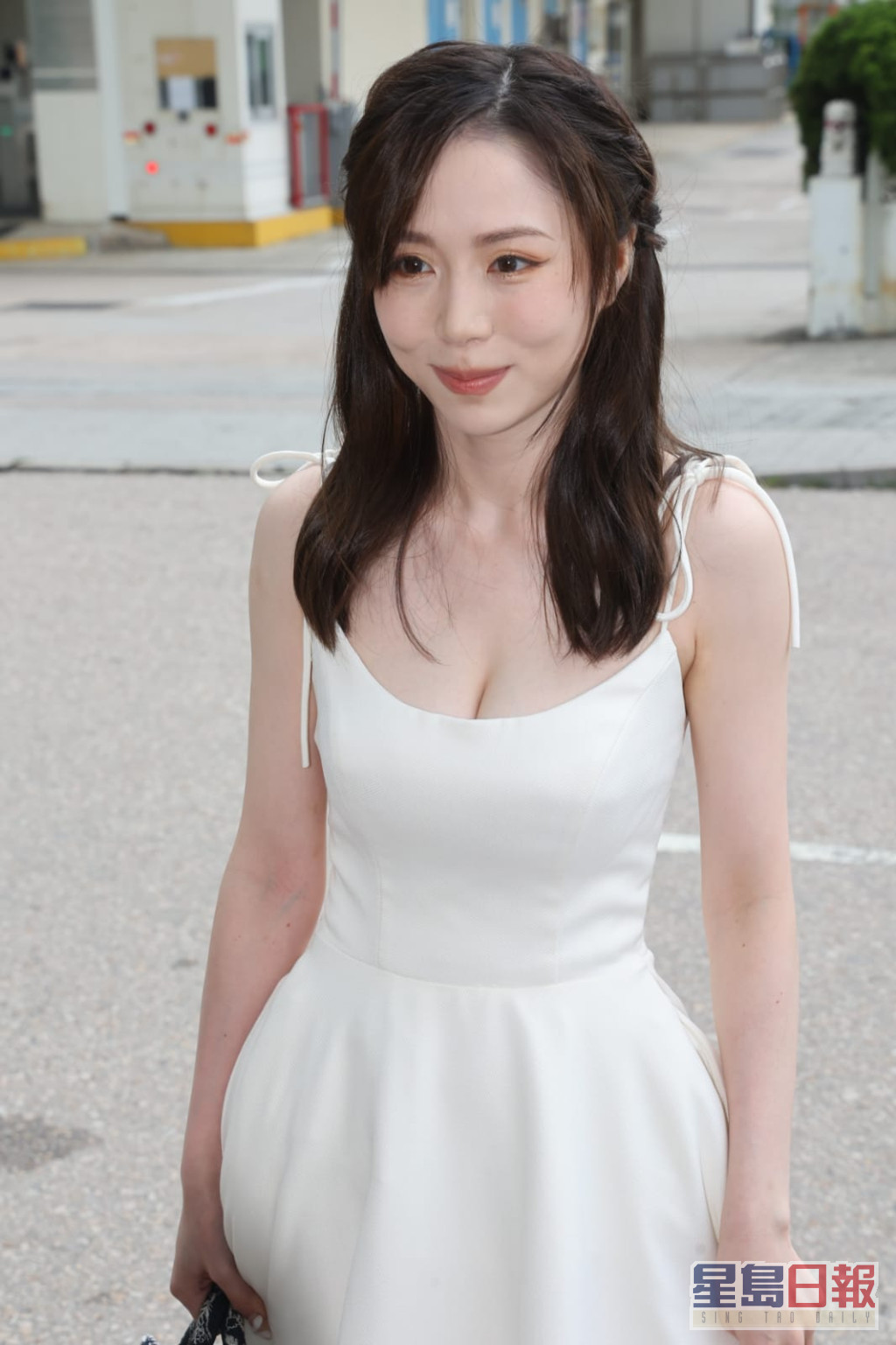 身材豐滿的Silvia用TVB「前金牌綠葉」劉玉翠好似樣。
