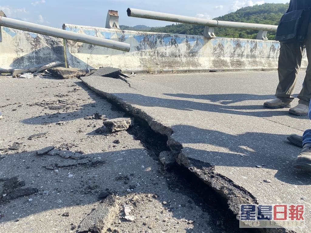 鹿野的寶華大橋橋面地震後出現錯位斷裂。網上圖片