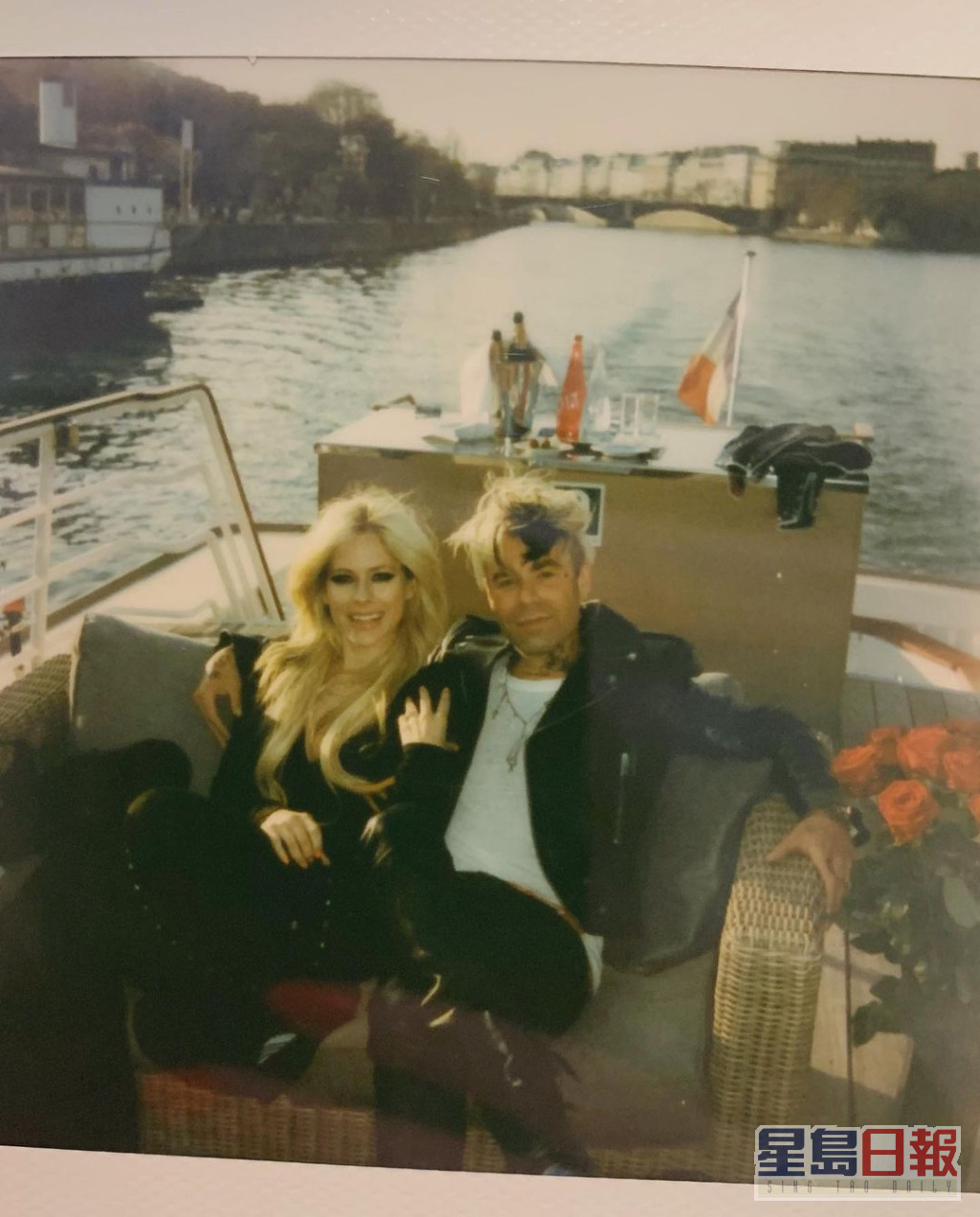 求婚后，二人在巴黎坐船庆祝。