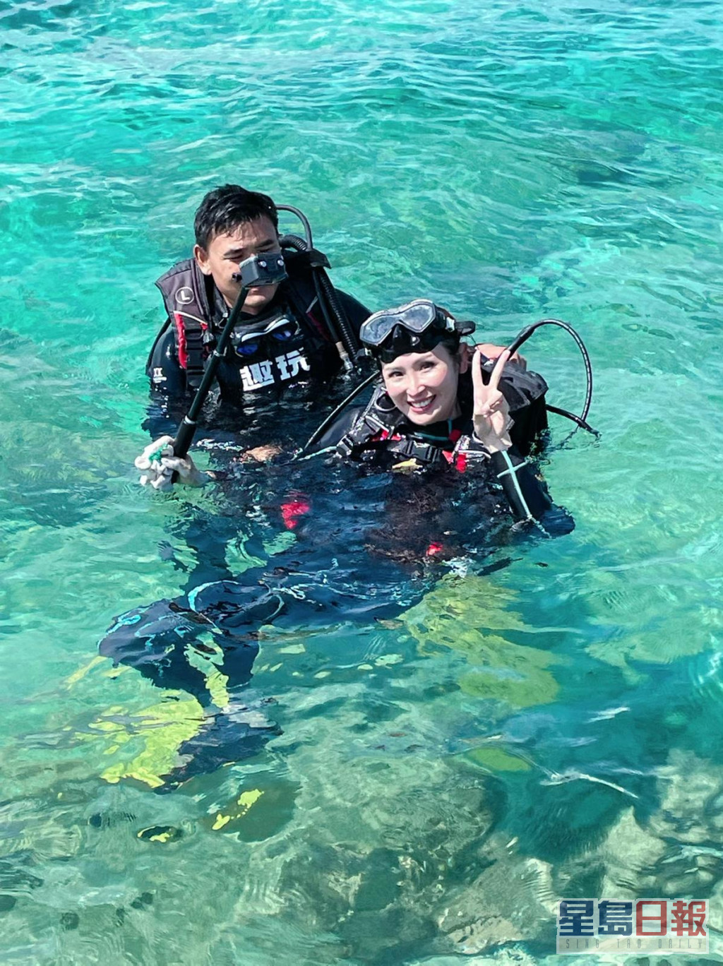 怕水的陈贝儿，在教练陪同下深入水底了解海南省的珊瑚保育，形容最难是突破心理关口。