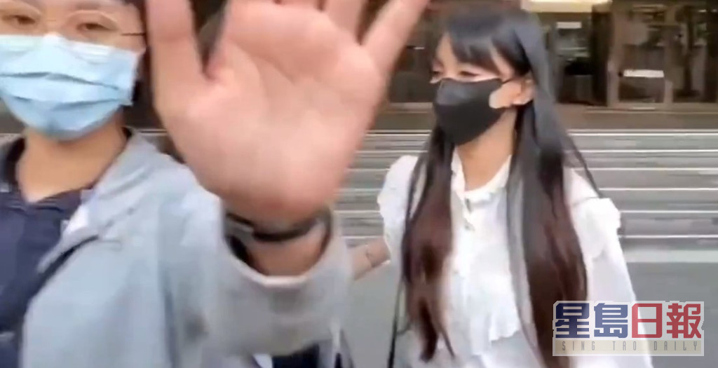 李靓蕾同行友人亦一度出手挡记者镜头。