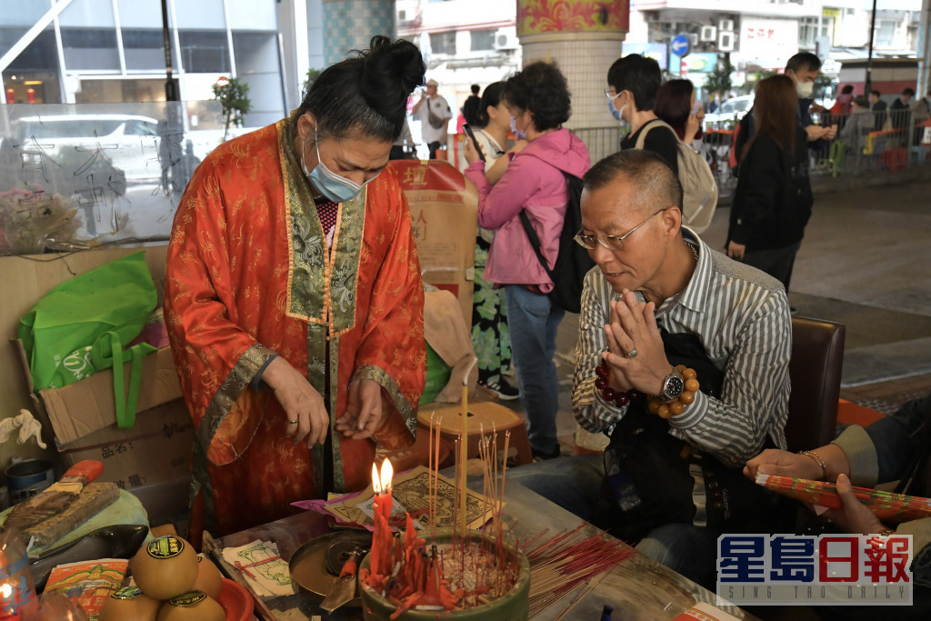 市民「打小人」冀新一年驱走瘟神。陈极彰摄