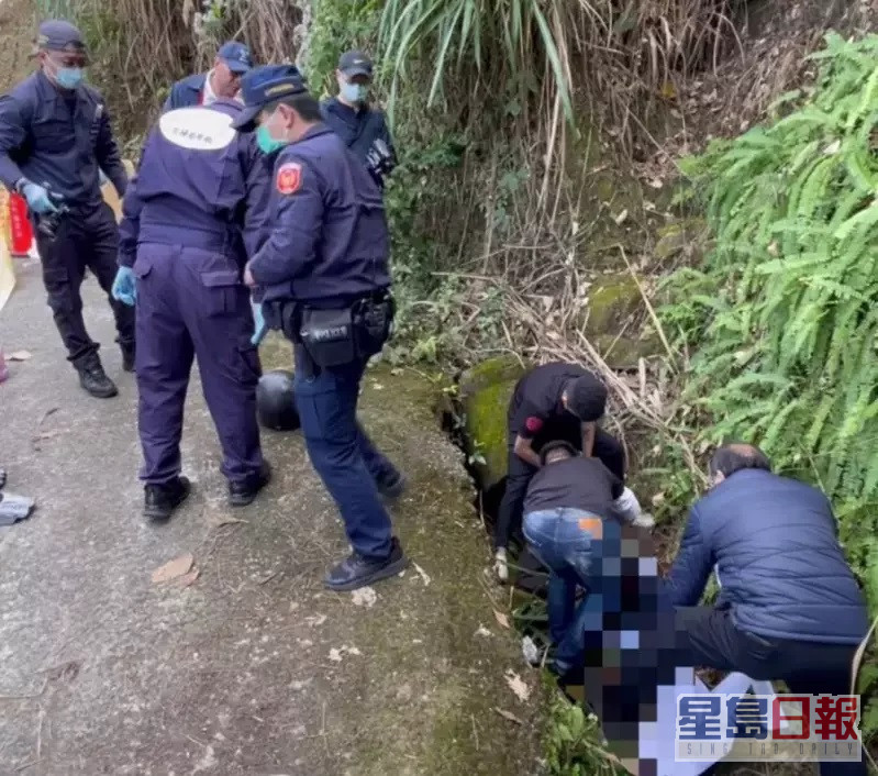 警方于山区寻获运尸的电单车及死者尸体。互联网图片