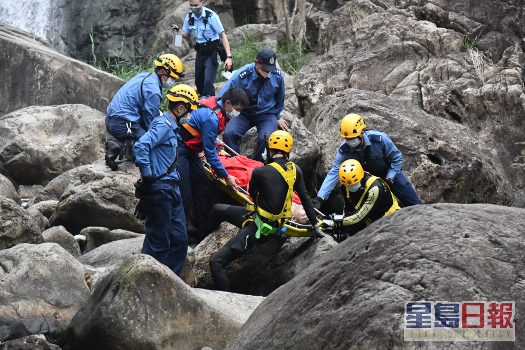 消防员救起男事主，但已经陷入昏迷。