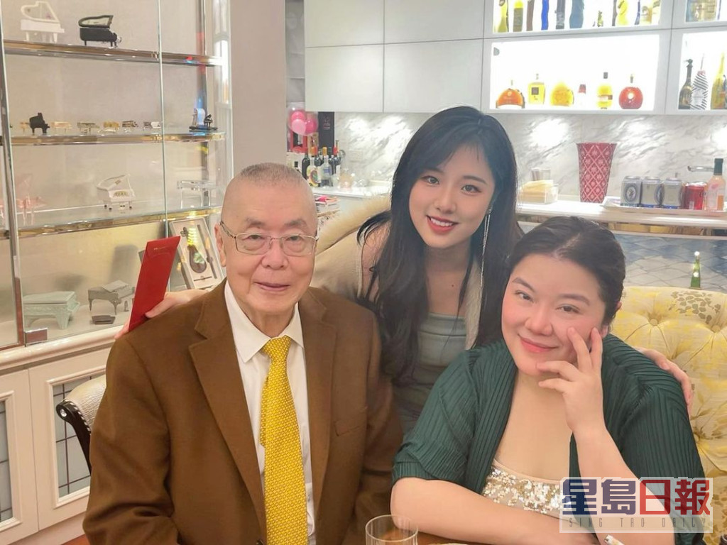 Nichole大晒国宝级钢琴大师刘诗昆及太太孙颖的合照。