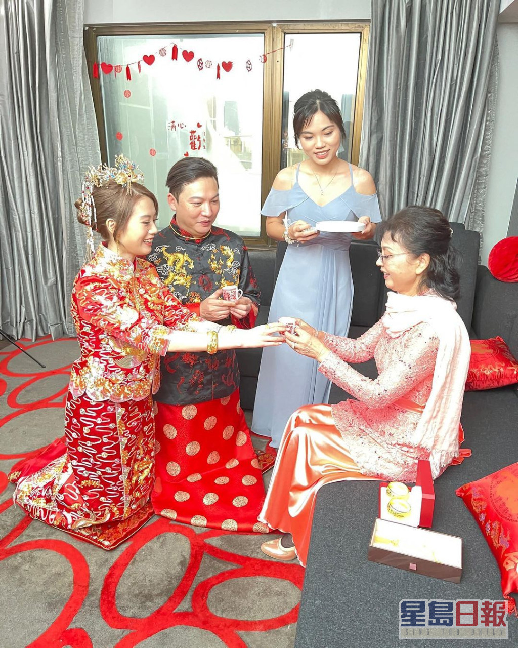 江晖跟足传统与太太向长辈敬茶。