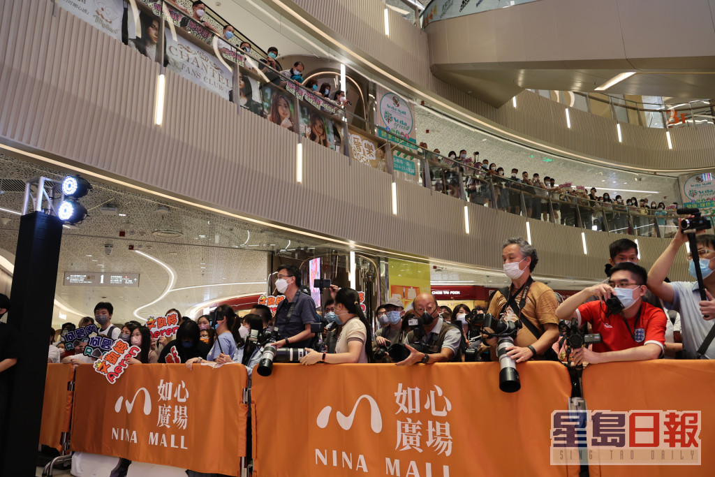 姚焯菲（Chantel）、何晋乐（Rock）、文凯婷及王灏儿 （JW）等今日到荃湾出席商场骚，有好多Fans到场支持。