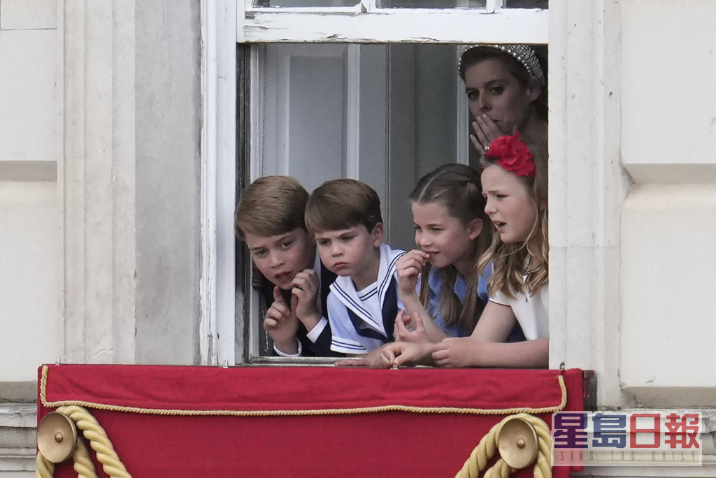 路易王子與哥哥及姐姐們在門口向外望。AP 