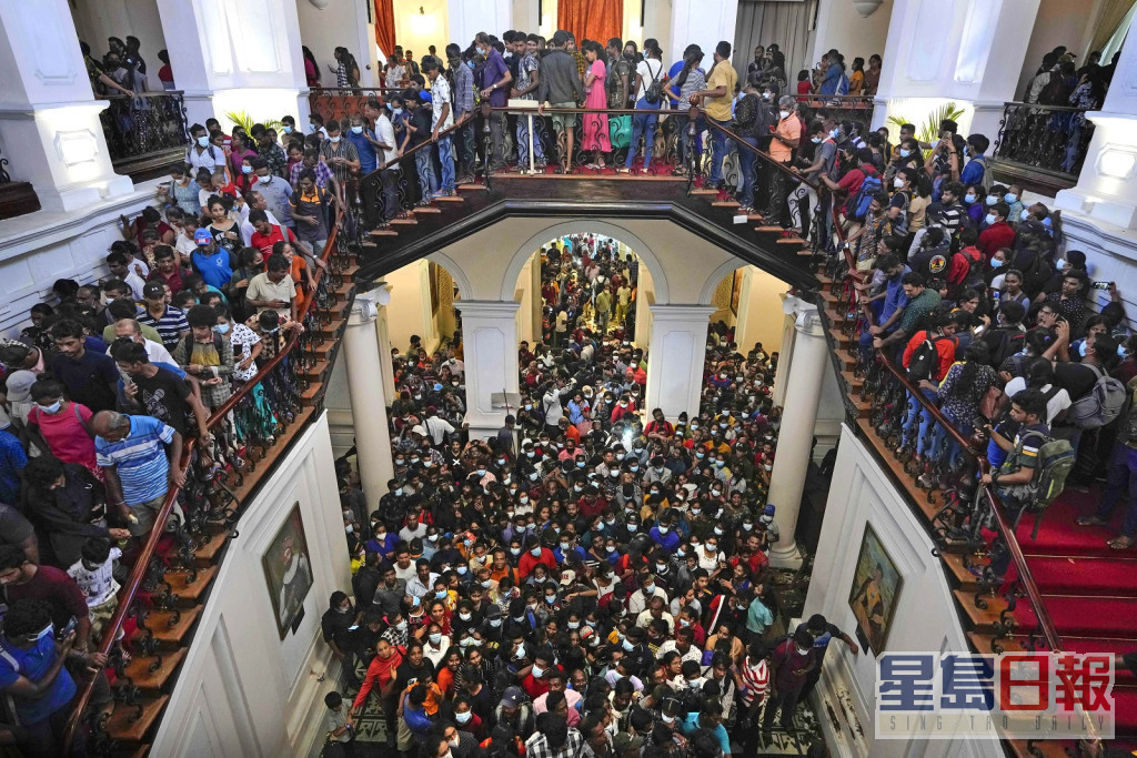 大批民众继续涌入总统拉贾帕克萨的官邸。AP图片