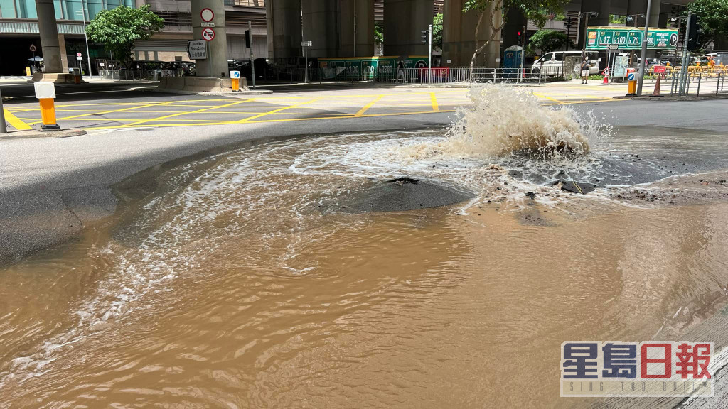 荃湾有地底水管爆裂。 香港突发事故报料区FB图