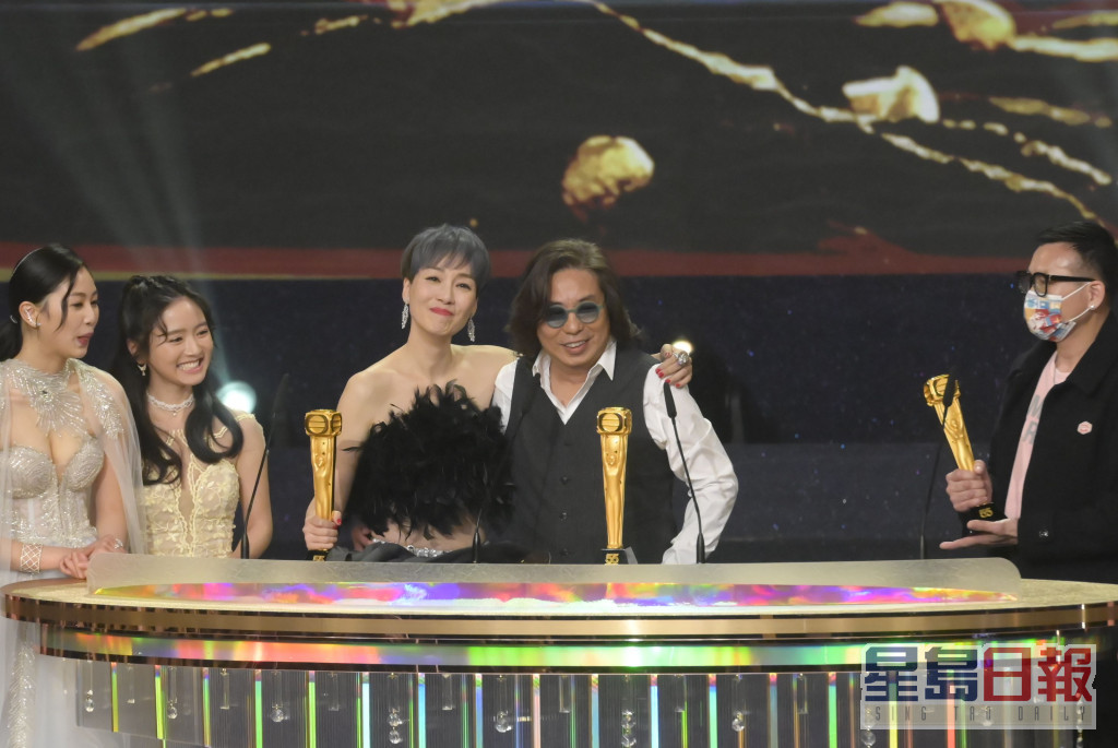 林敏骢及「乌鸡视后」主演嘅《下流》获「最佳剧集」大奖，大师台上致词时一脸满足。