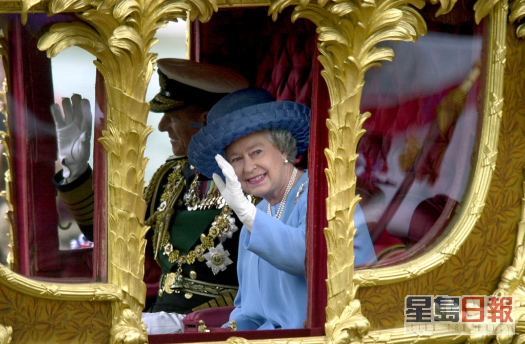 皇室揮霍拖累，英女皇身家縮水。AP圖片