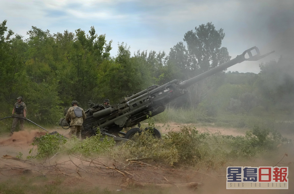 烏軍使用美國提供的M777榴彈砲向俄軍陣開火。AP