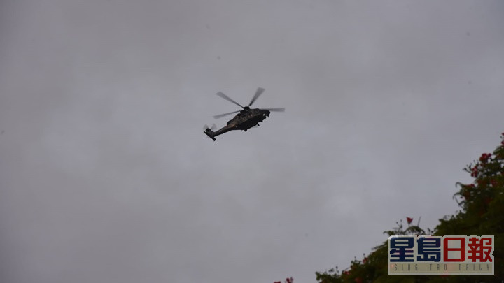 飞行服务队直升机支援巡逻。