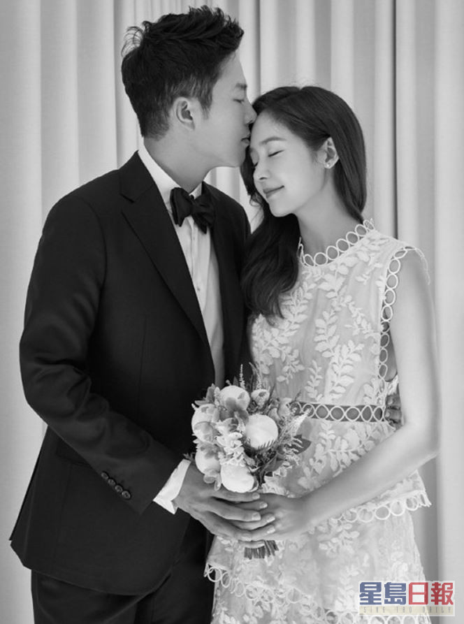 成宥利2017年與拍拖4年的高爾夫球選手安勝鉉結婚。