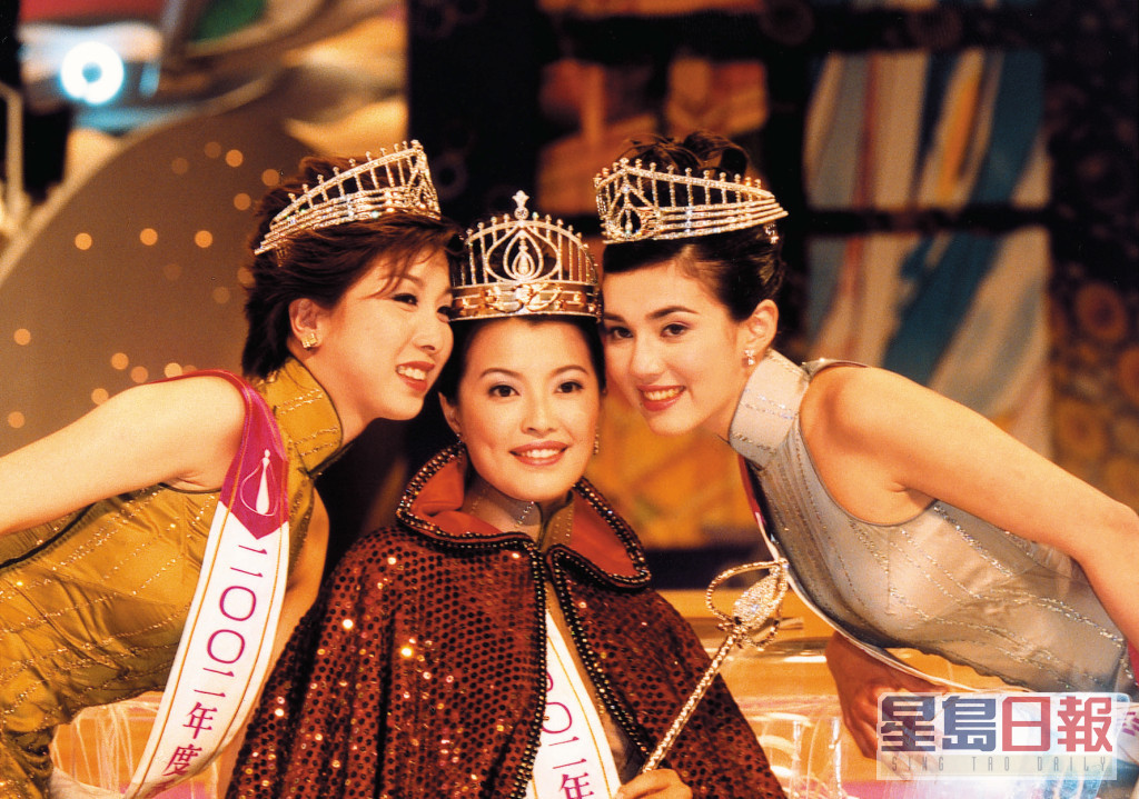 （左起）2002年港姐季军胡家惠、冠军林敏俐、亚军左慧琪。