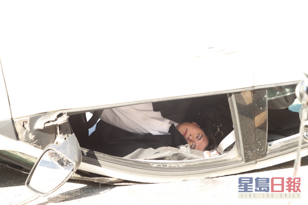 陳家樂爬入車內拍攝。