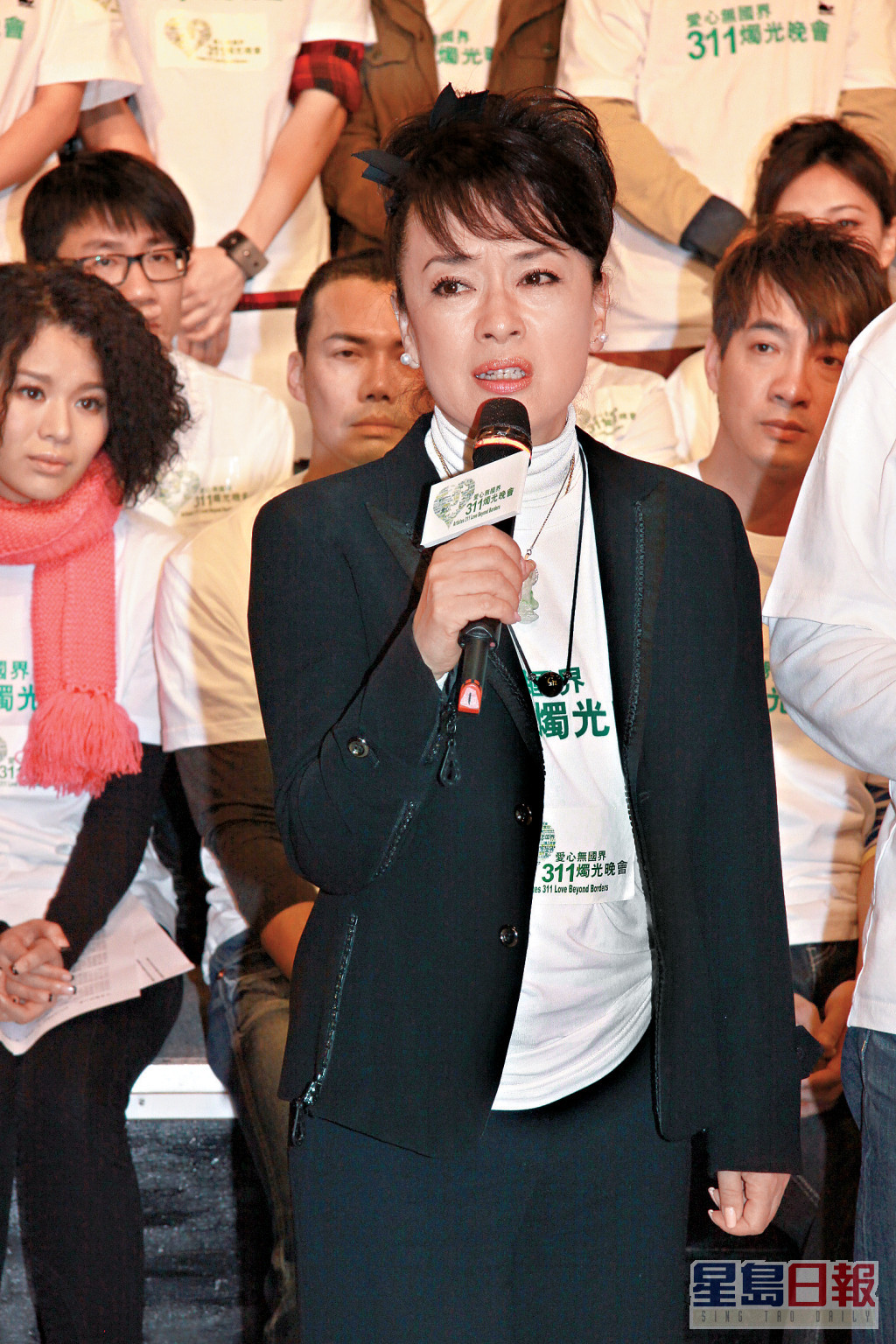2011年出席香港演藝界藝人在維園舉行為日本賑災的《愛心無國界311燭光晚會》