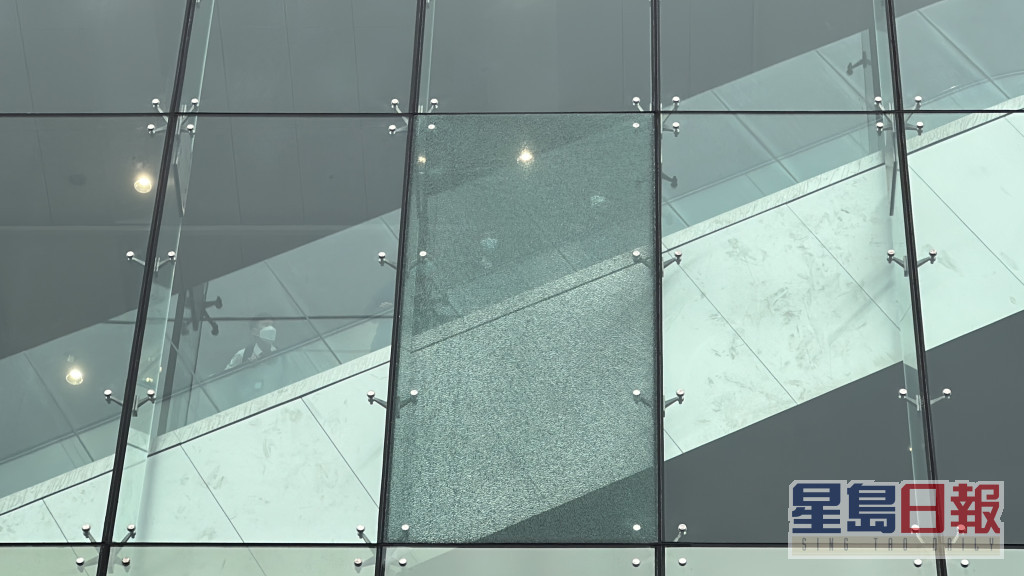 事件中法院大楼一块玻璃碎裂。