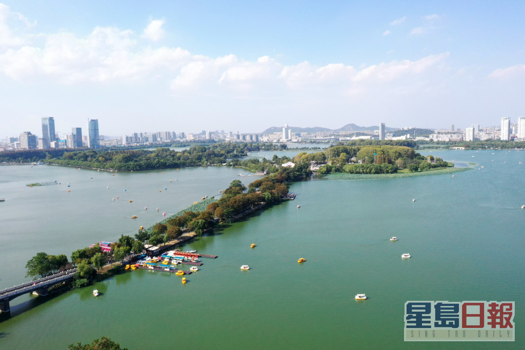 遊客在南京玄武湖公園划船遊玩。新華社圖片
