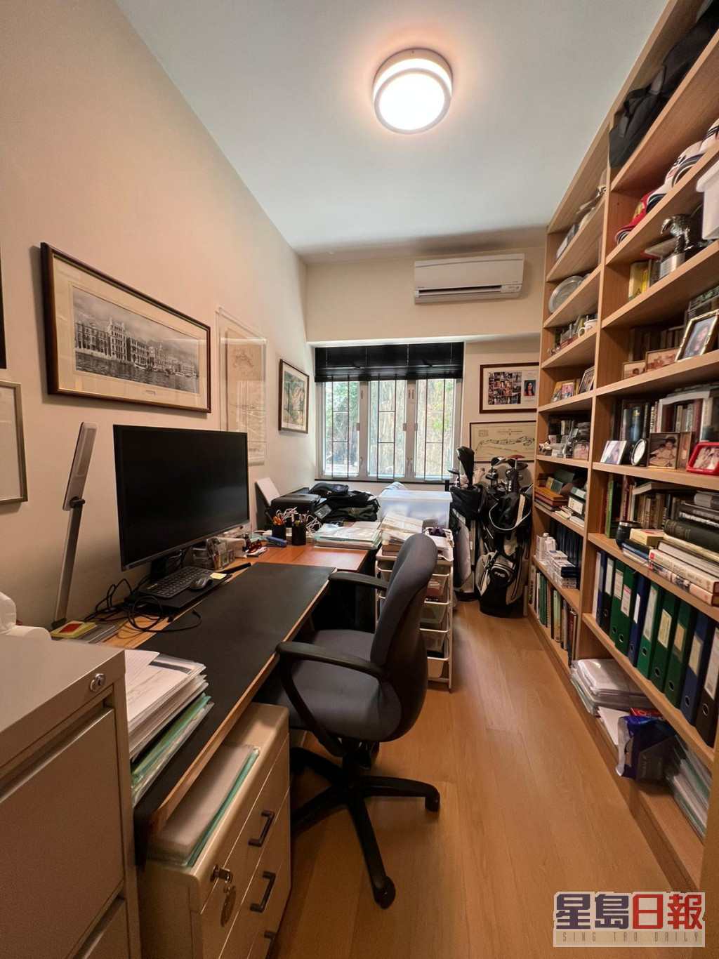 其中一房布置成書房應用，書枱及書櫃分別靠牆而置。