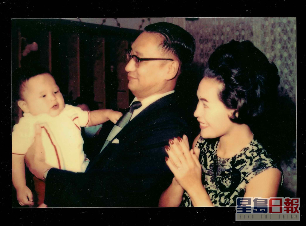 1955年黃夏蕙開始踏足影壇，不過之後與胡百全拍拖而退出，後來為對方誕下四子兩女，多年來胡百全亦對黃夏蕙照顧有加。