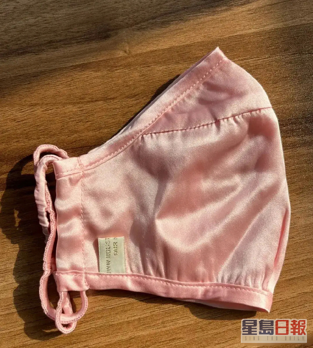 網民指呢個係由章小蕙售出的口罩，不過佢覺得比較似內褲。