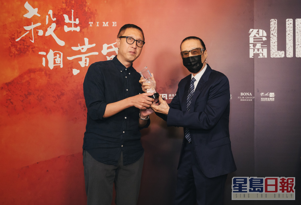 庄文强即场公布谢贤、刘雅瑟分别获选「香港电影导演会」2021年度「最佳男主角」及「最佳女主角」。