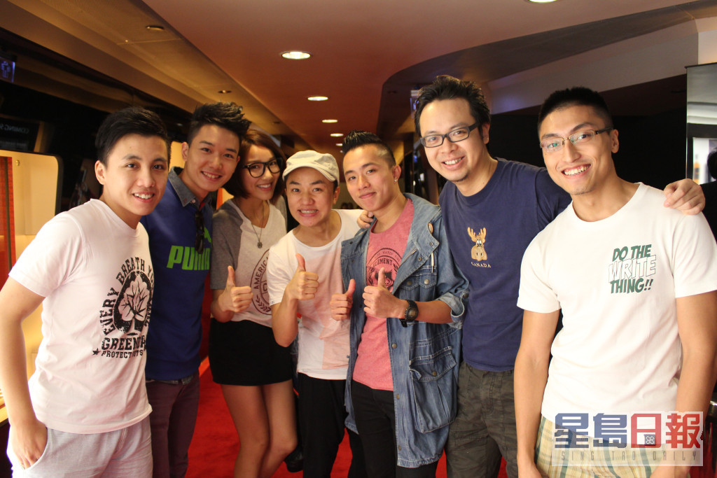 王祖藍（中）夫婦欣賞其表弟「孖八」李俊華（右三）演出的電影《狂舞派》。