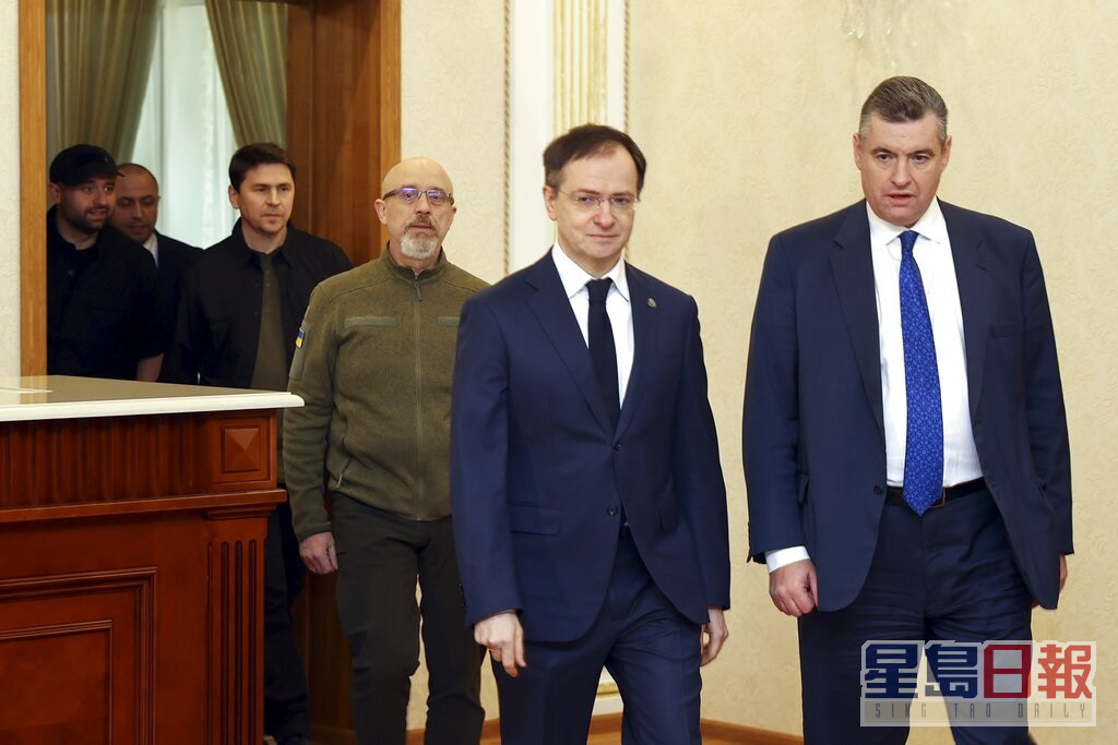 乌克兰代表与俄罗斯官员会谈。AP图片