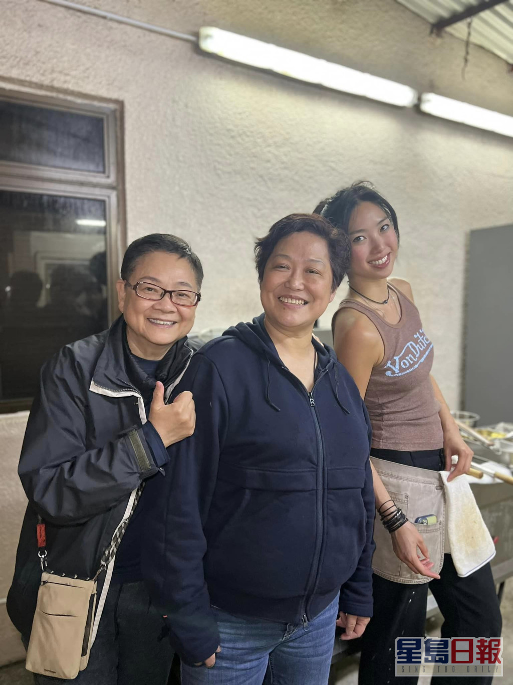 據汪曼玲（左）於社交平台分享，指呂康玲（右）即場開鑊煮餸，菜式非常好吃而且有鑊氣。