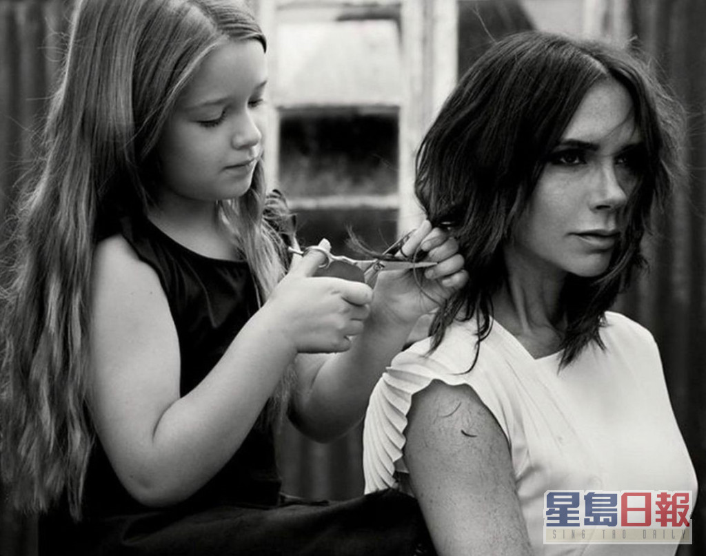 Victoria趁母親節分享女兒哈七為她剪髮的黑白照。